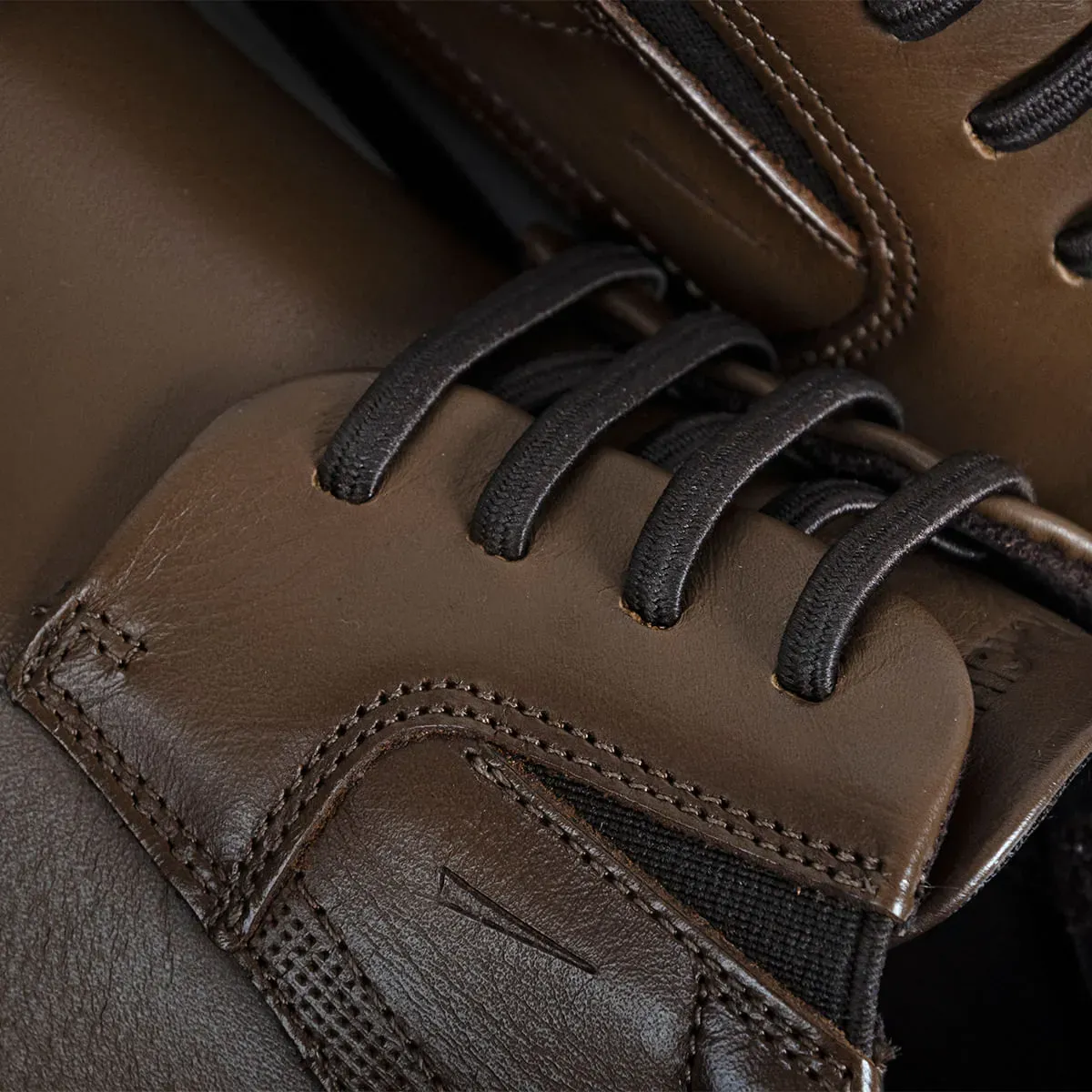 Sapato casual masculino Ferracini em couro marrom mostrando detalhes do cadarço elástico e costura.